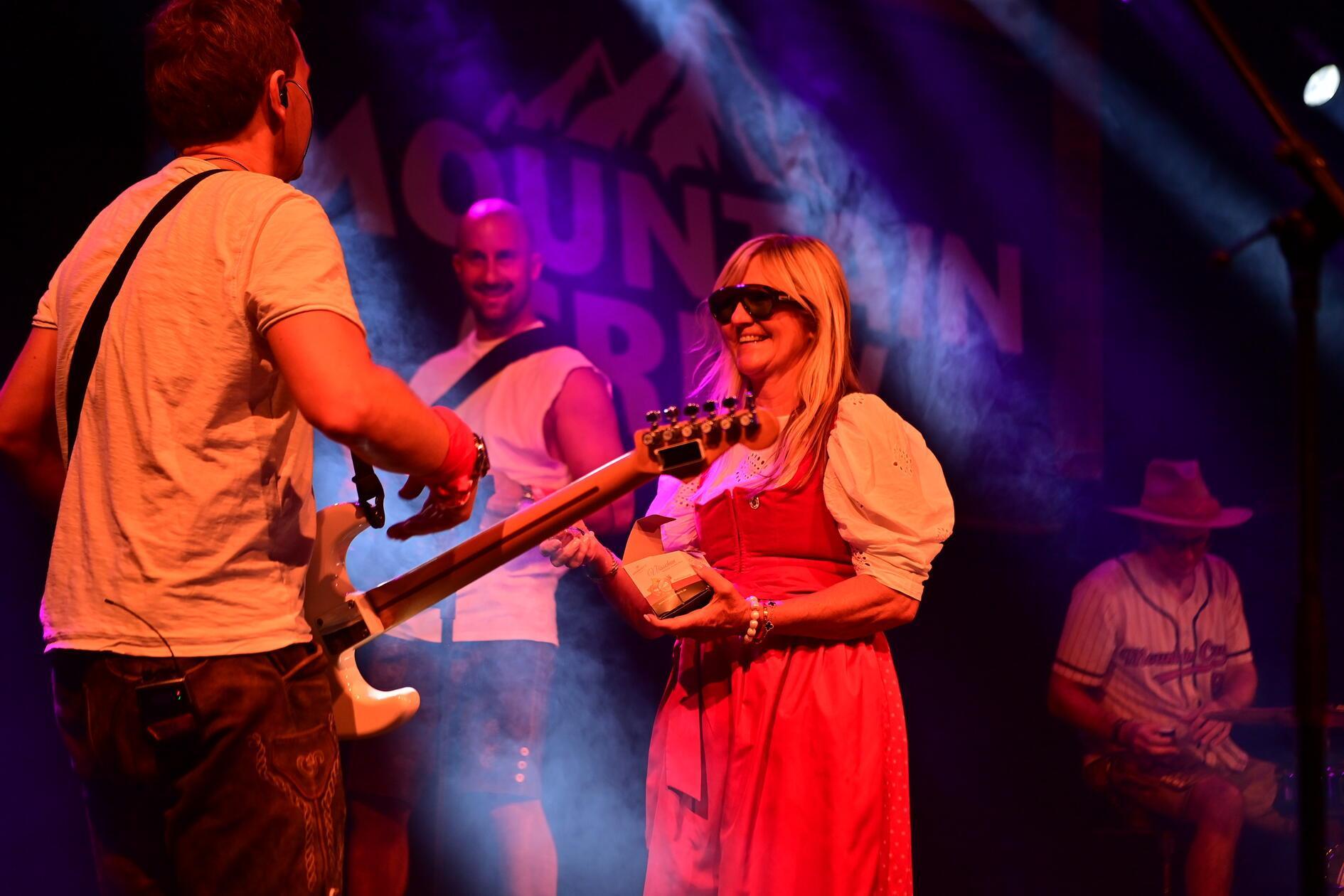 Die österreichische Partyband „Mountain Crew" gab am Donnerstagabend auf der Bühne in der Großen Jurahalle Vollgas.