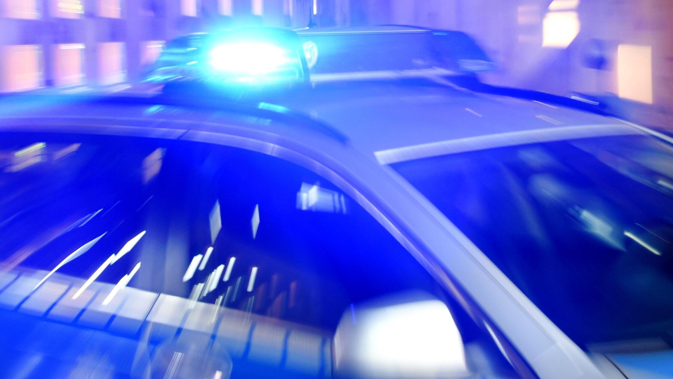 Ein Streifenwagen der Polizei steht mit eingeschal