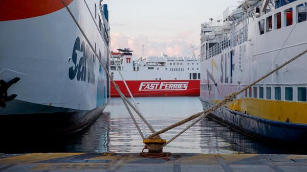 Festgemachte Fähren im Hafen von Piräus während ei