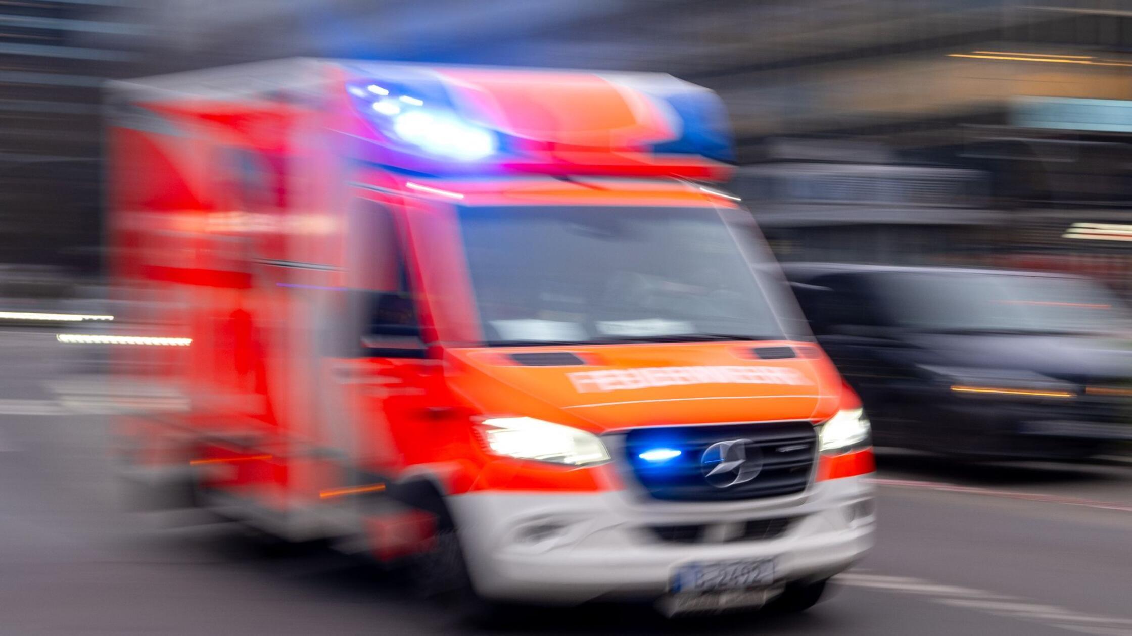Ein Rettungswagen der Feuerwehr fährt mit Blaulich