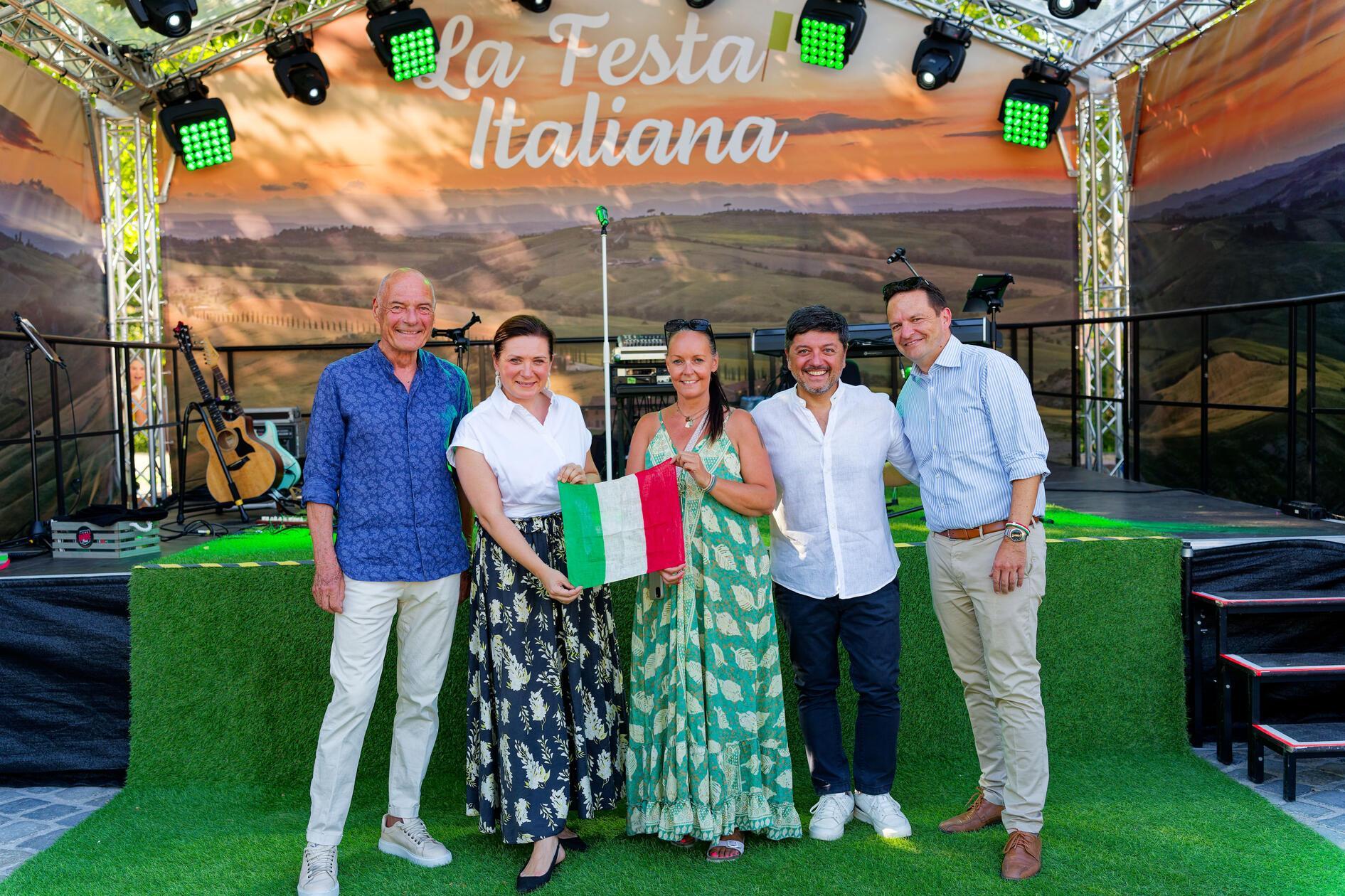 Eröffnet wurde "La Festa Italiana" 2026 auf der Sommerinsel Schütt von Nürnbergs Bildungsreferentin Cornelia Trinkl (zweite von links). 