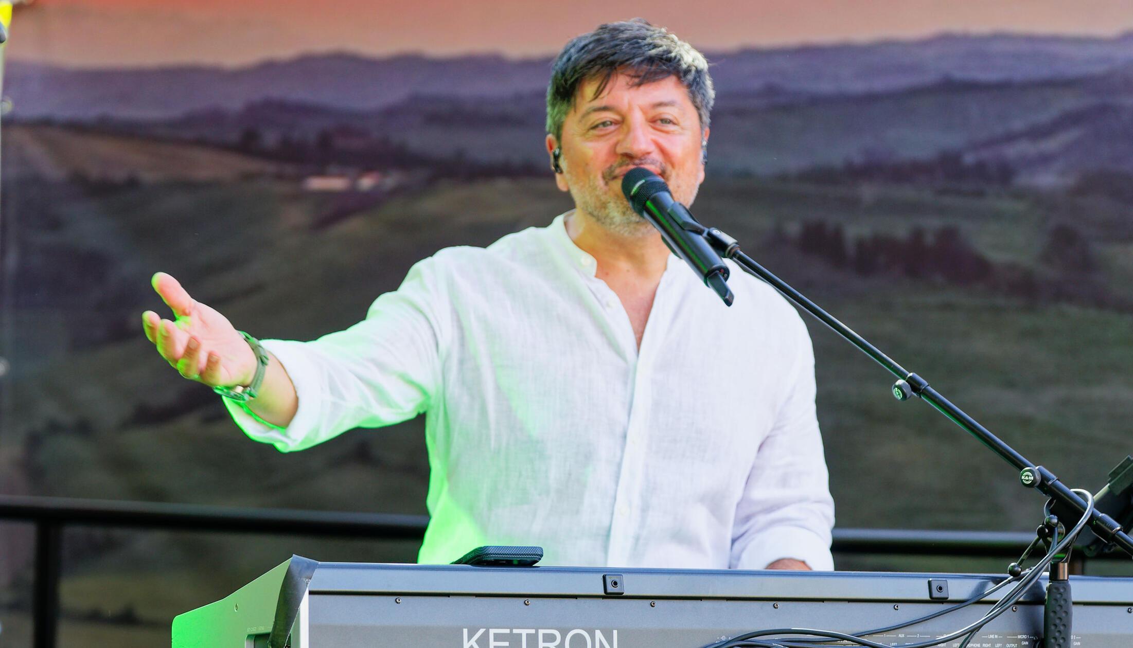 Zum Auftakt spielte Pino Barone, Musiker, Entertainer und Gesicht von "La Festa Italiana", mit seinen "Amici".