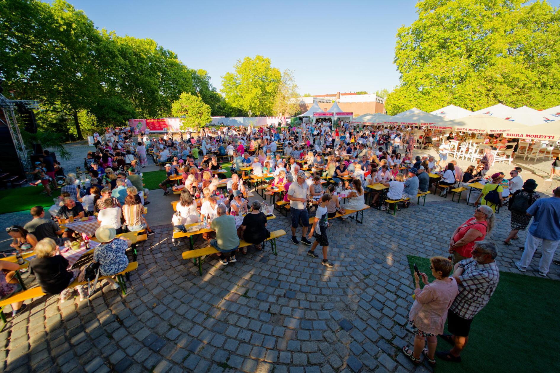 Bei der Eröffnung betonte Bildungsreferentin Cornelia Trinkl laut den Organisatoren, wie wichtig Veranstaltungen wie "La Festa Italiana" für Nürnberg seien, weil sie Menschen unterschiedlichster Herkunft und Kultur zusammenbrächten.