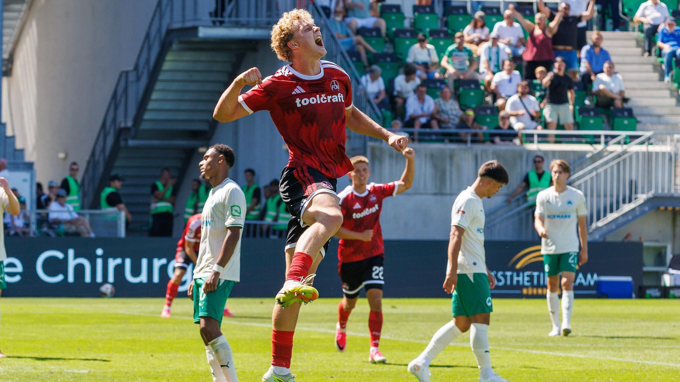 Der 1. FC Nürnberg stürmt den Ronhof und bezwingt die SpVgg Greuther Fürth ...