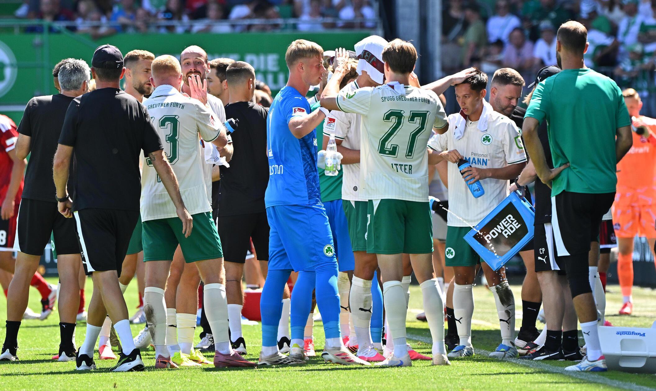 Kurz darauf bat der Referee die Akteure an die Seitenlinie zur Trinkpause. Die Kleeblatt-Führung ging zu diesem Zeitpunkt in Ordnung.