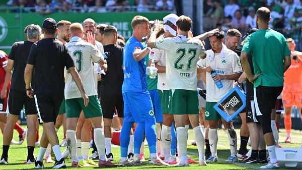 Kurz darauf bat der Referee die Akteure an die Seitenlinie zur Trinkpause. Die Kleeblatt-Führung ging zu diesem Zeitpunkt in Ordnung.