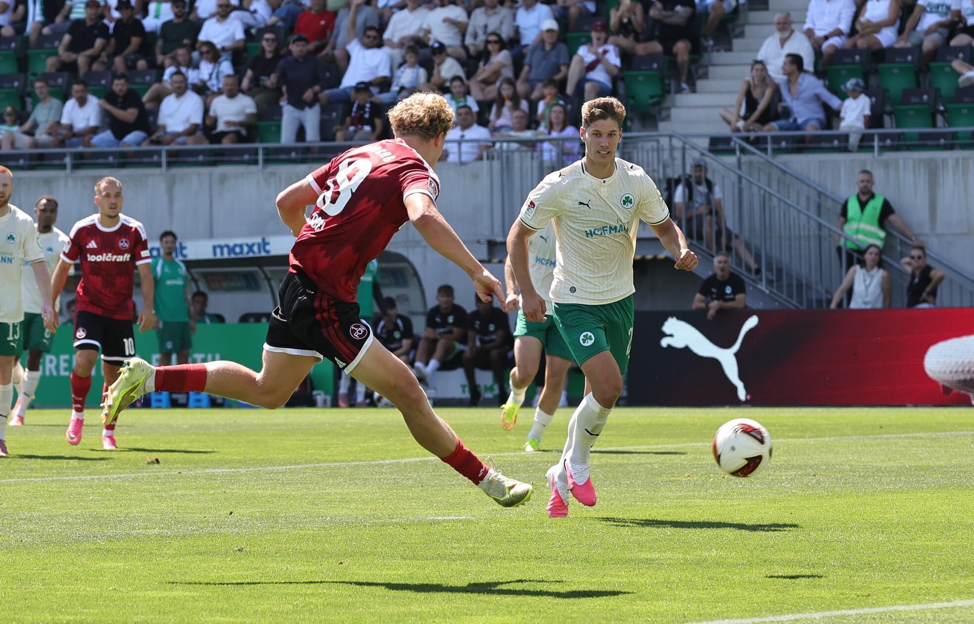 Um ein Haar hätte der Blondschopf kurze Zeit später noch einen draufgesetzt: Die Direktabnahme des 21-Jährigen landete am Querbalken.