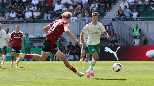 Um ein Haar hätte der Blondschopf kurze Zeit später noch einen draufgesetzt: Die Direktabnahme des 21-Jährigen landete am Querbalken.