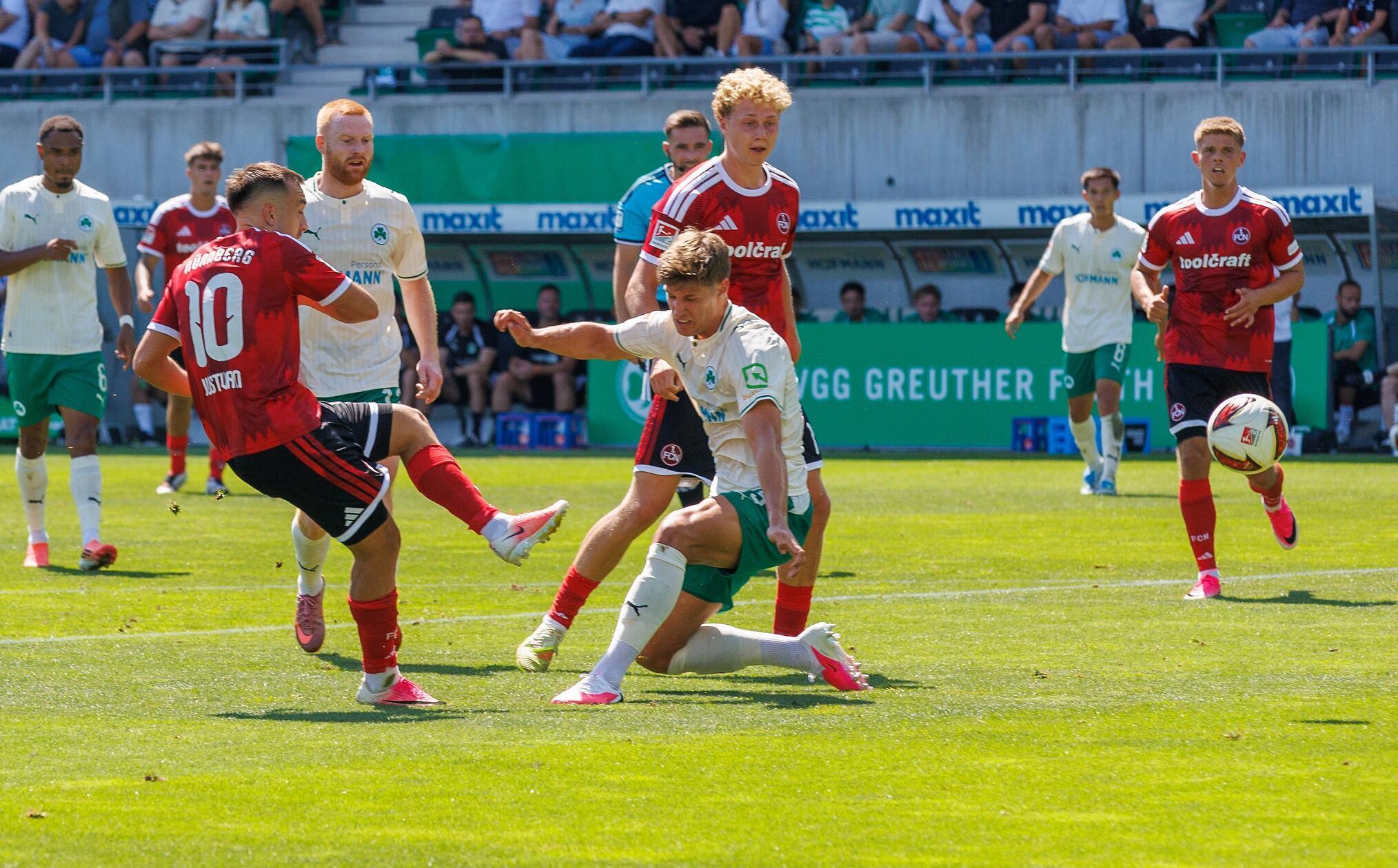 Erneut hatte die Klose-Elf die passende Antwort parat. Scobel behauptete die Kugel in der Box und legte auf Justvan ab.