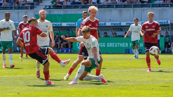 Erneut hatte die Klose-Elf die passende Antwort parat. Scobel behauptete die Kugel in der Box und legte auf Justvan ab.
