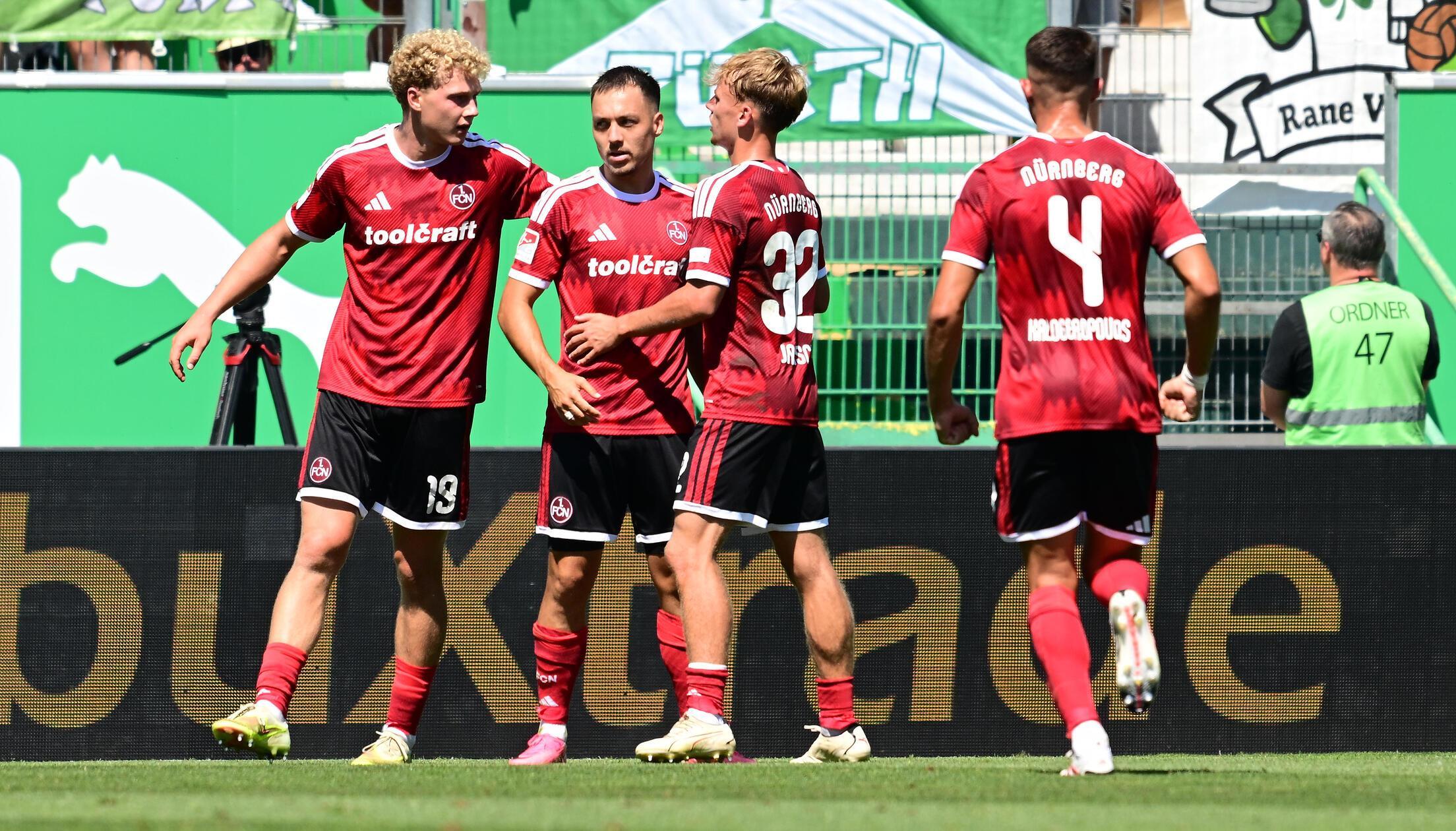 Der Linksfuß ließ sich nicht zweimal bitten und stellte auf 2:2 (45.+3). Es war der Schlusspunkt einer rasanten ersten Hälfte.