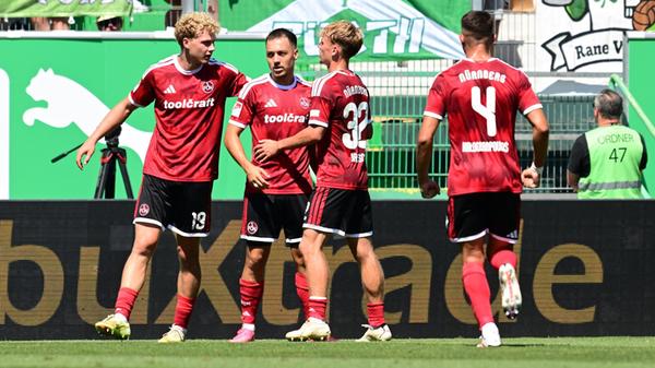 Der Linksfuß ließ sich nicht zweimal bitten und stellte auf 2:2 (45.+3). Es war der Schlusspunkt einer rasanten ersten Hälfte.