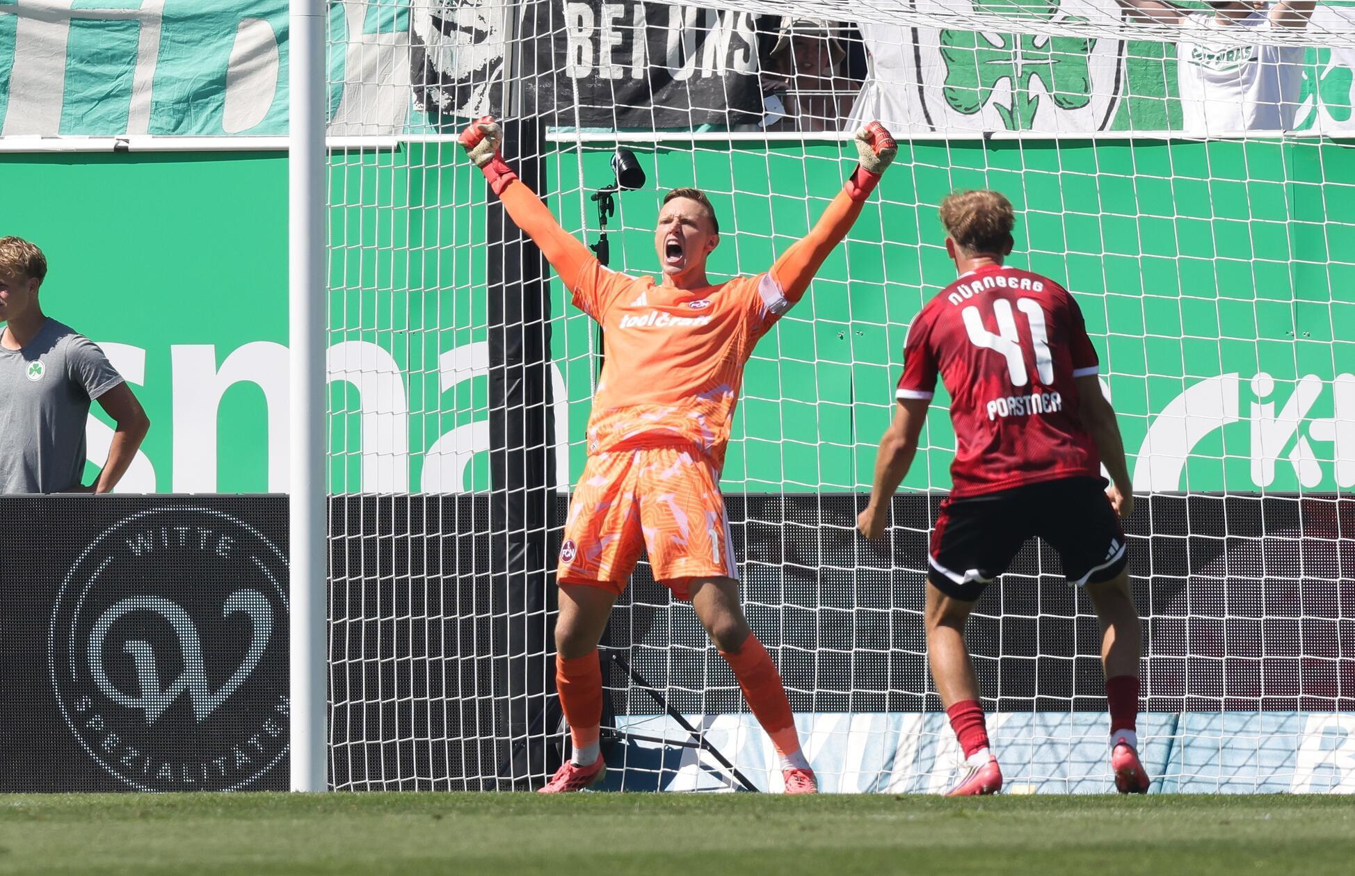 Erneut lautete das Duell Klaus gegen Reichert - diesmal jedoch mit anderem Ausgang: Der Club-Keeper parierte stark und ließ sich folgerichtig feiern (63.).