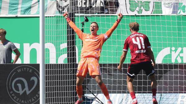Erneut lautete das Duell Klaus gegen Reichert - diesmal jedoch mit anderem Ausgang: Der Club-Keeper parierte stark und ließ sich folgerichtig feiern (63.).