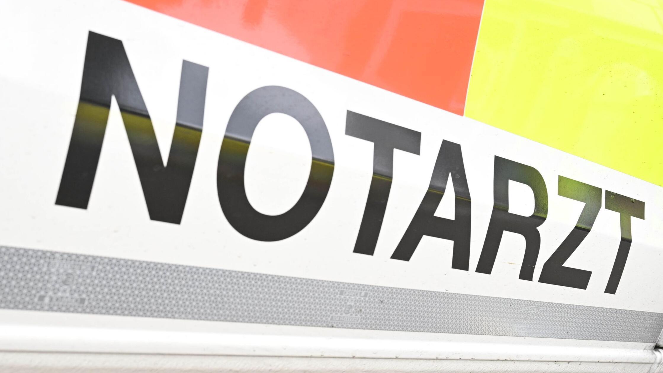 Das Wort Notarzt ist auf einem Einsatzwagen des De