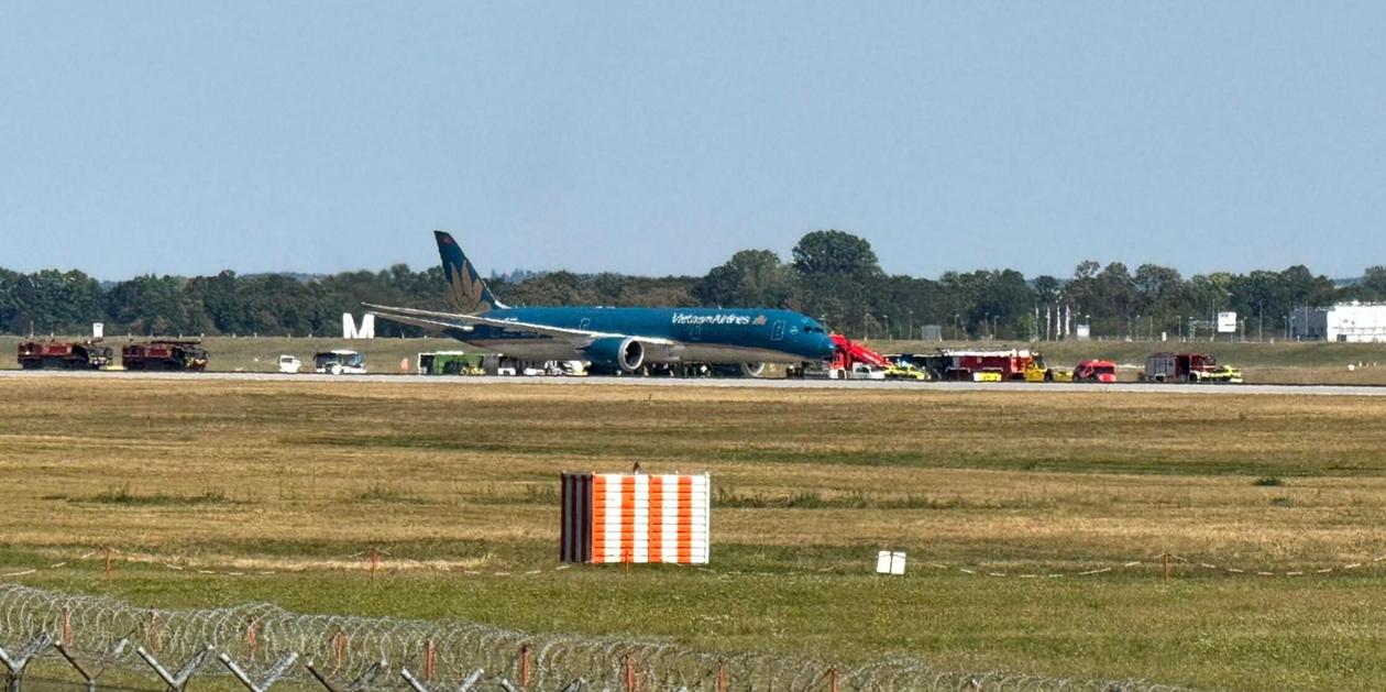 Munich Airport narrowly avoids disaster: Boeing 787 Dreamliner overshoots ...