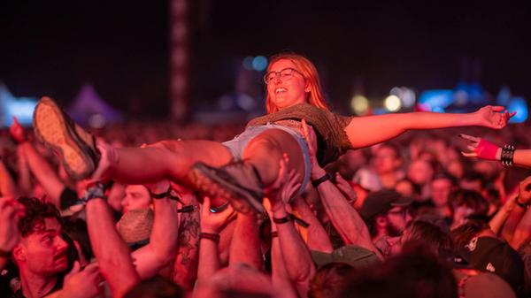 Crowdsurfen auf den tragenden Händen der Besucher