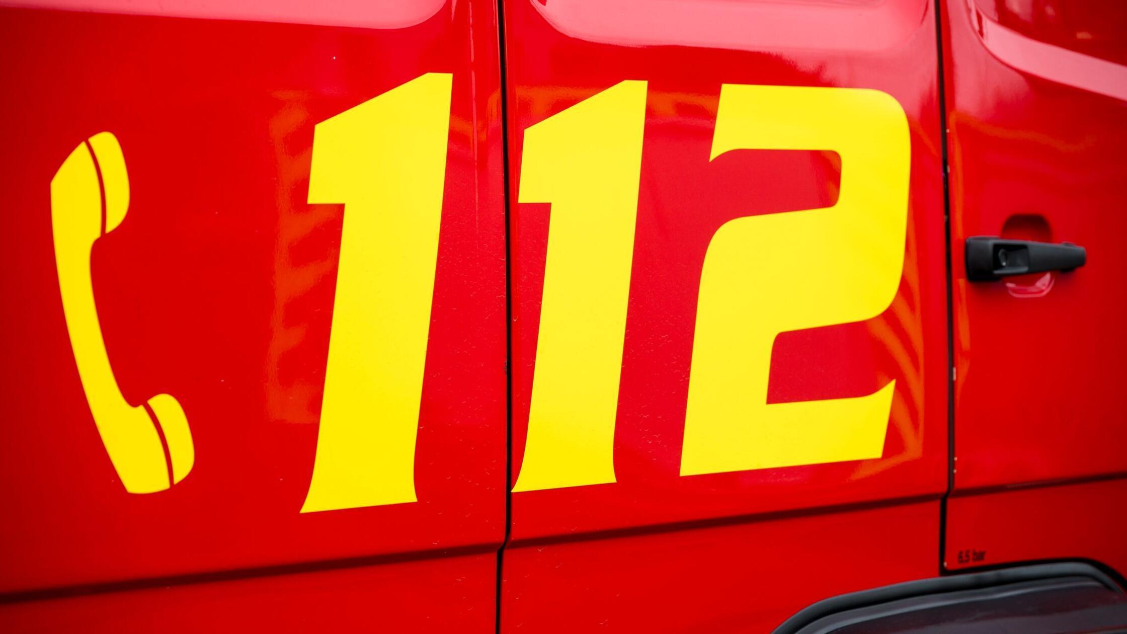Der Notruf 112 ist auf einem Einsatzwagen der Feue