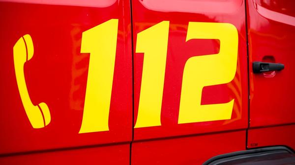 Der Notruf 112 ist auf einem Einsatzwagen der Feue