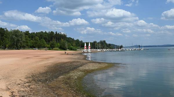 Der Große Brombachsee verliert sichtbar Wasser. Innerhalb von nur zwei Monaten ist der Pegel um mehr als drei Meter gesunken. Besonders an den flachen Uferbereichen wie am Badestrand in Abberg wird deutlich, wie stark sich der See verändert hat. Durch den niedrigen Wasserstand zeigen sich am Strand Teile des Sees, die hier normalerweise den Seeboden darstellen.