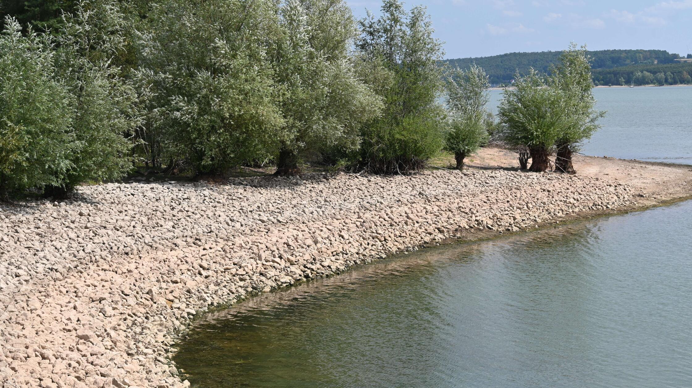 Auch neben dem Segelbootsteg zeigen sich Steine, die sonst nicht sichtbar wären bei höherem Wasserstand.