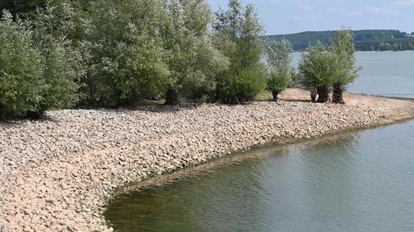 Auch neben dem Segelbootsteg zeigen sich Steine, die sonst nicht sichtbar wären bei höherem Wasserstand.