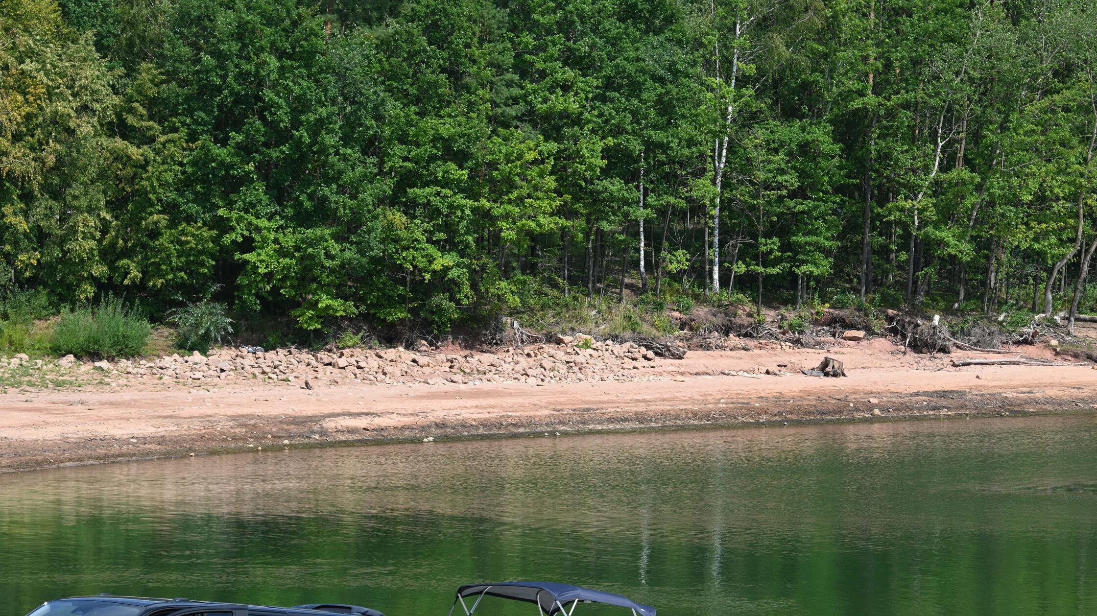 Überall am Großen Brombachsee säumen jetzt Strände den Uferbereich wie hier westlich von Enderndorf. Steht das Wasser höher, reicht es normalerweise bis zu den Pflanzen. Der vermeintliche Strand ist dann der Seeboden.