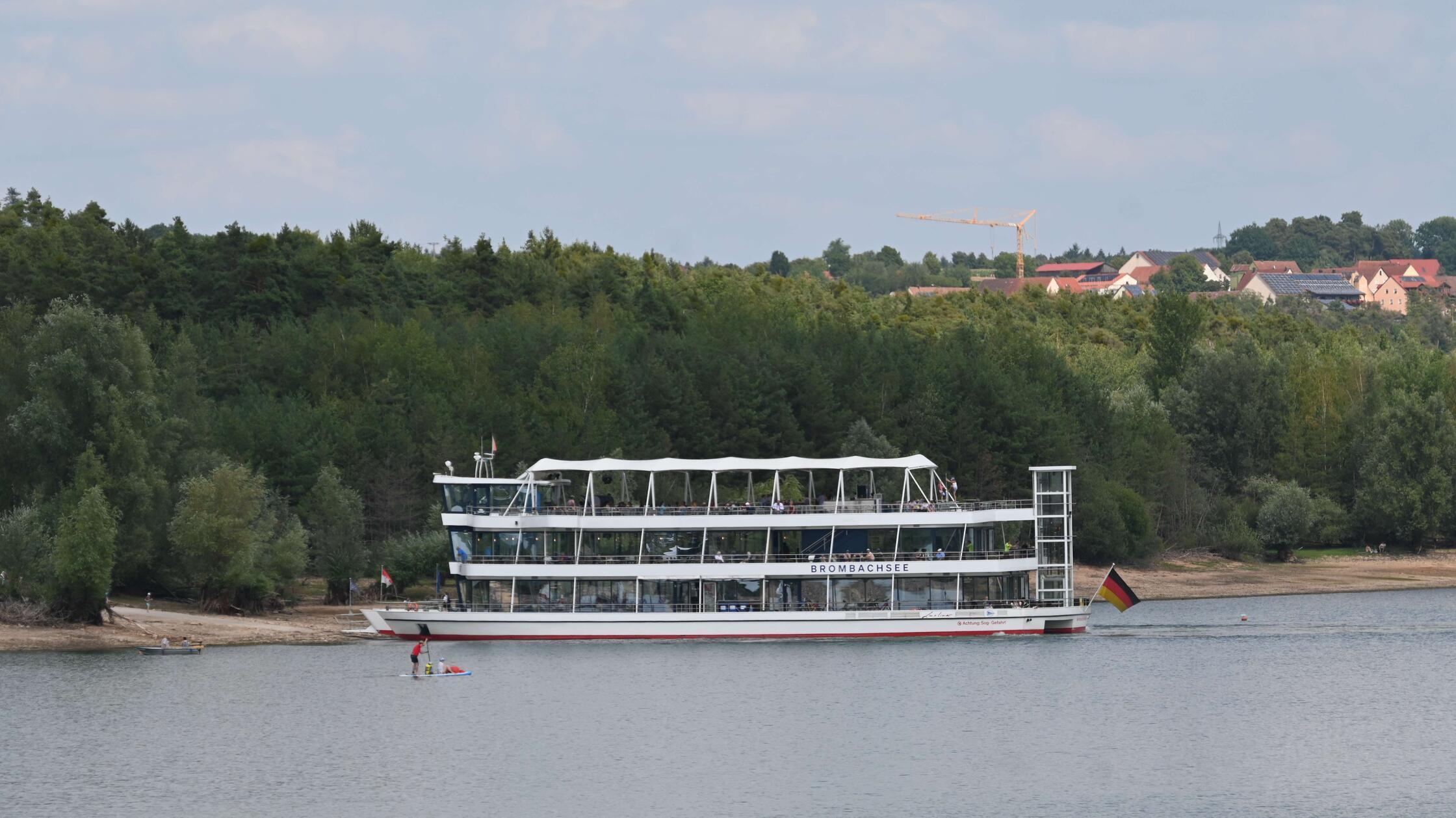 Das Niedrigwasser hat inzwischen konkrete Folgen für die Schifffahrt. Die MS Brombachsee kann die Anlegestelle Ramsberg seit Montag, 17. August, nicht mehr regulär anfahren. Die Anlegestelle wird rund 300 Meter entfernt verlegt. Auch Absberg entfällt aufgrund des niedrigen Wasserstands.