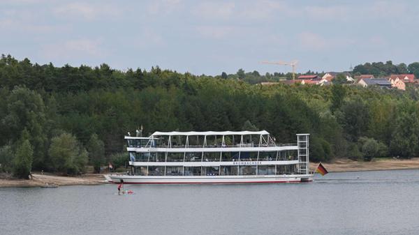 Das Niedrigwasser hat inzwischen konkrete Folgen für die Schifffahrt. Die MS Brombachsee kann die Anlegestelle Ramsberg seit Montag, 17. August, nicht mehr regulär anfahren. Die Anlegestelle wird rund 300 Meter entfernt verlegt. Auch Absberg entfällt aufgrund des niedrigen Wasserstands.
