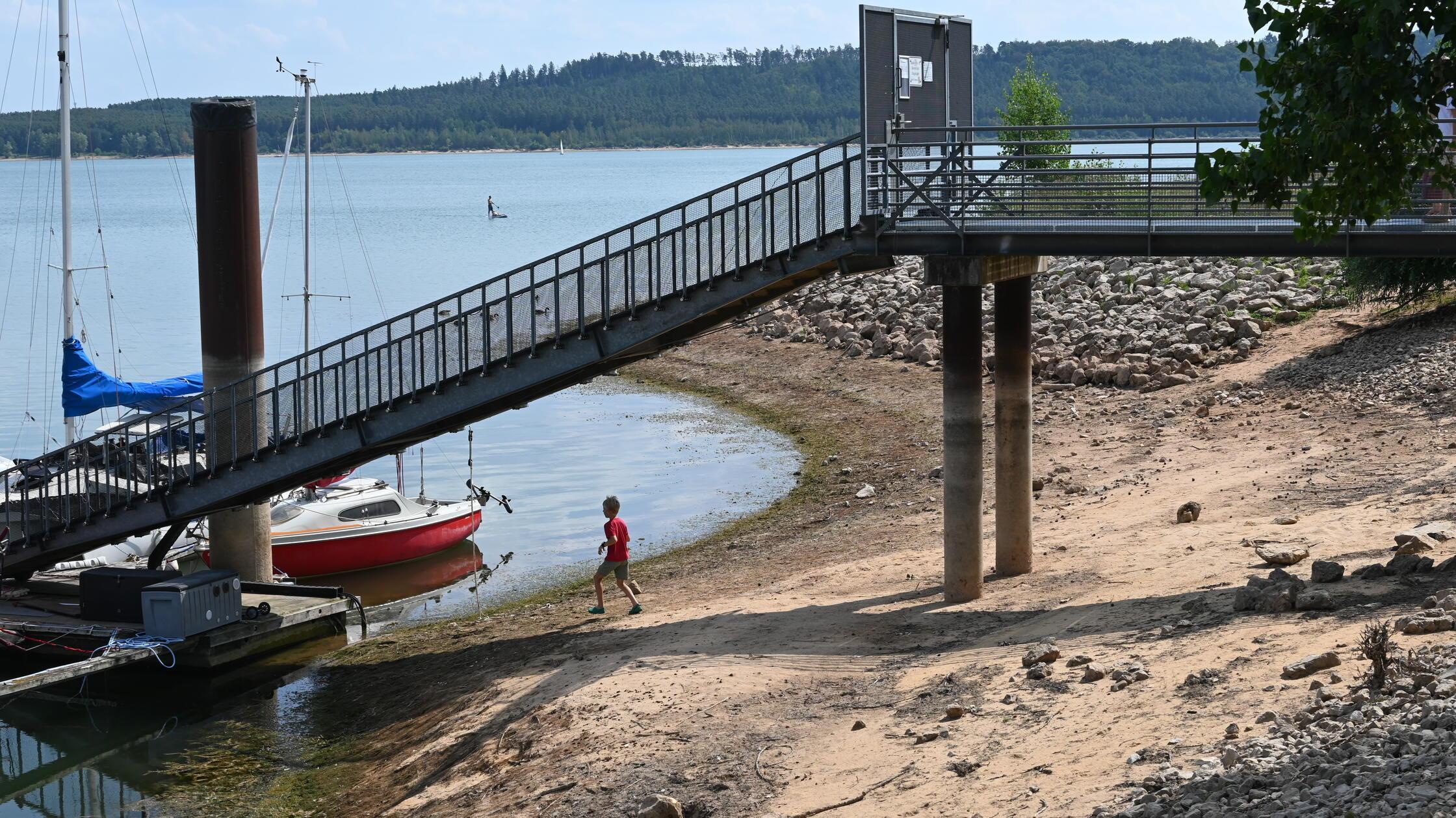 Doch trotz des niedrigen Pegels ist der Brombachsee weiterhin ein beliebtes Ausflugs- und Urlaubsziel in den Sommerferien. Baden und Wassersport sind weiter möglich.