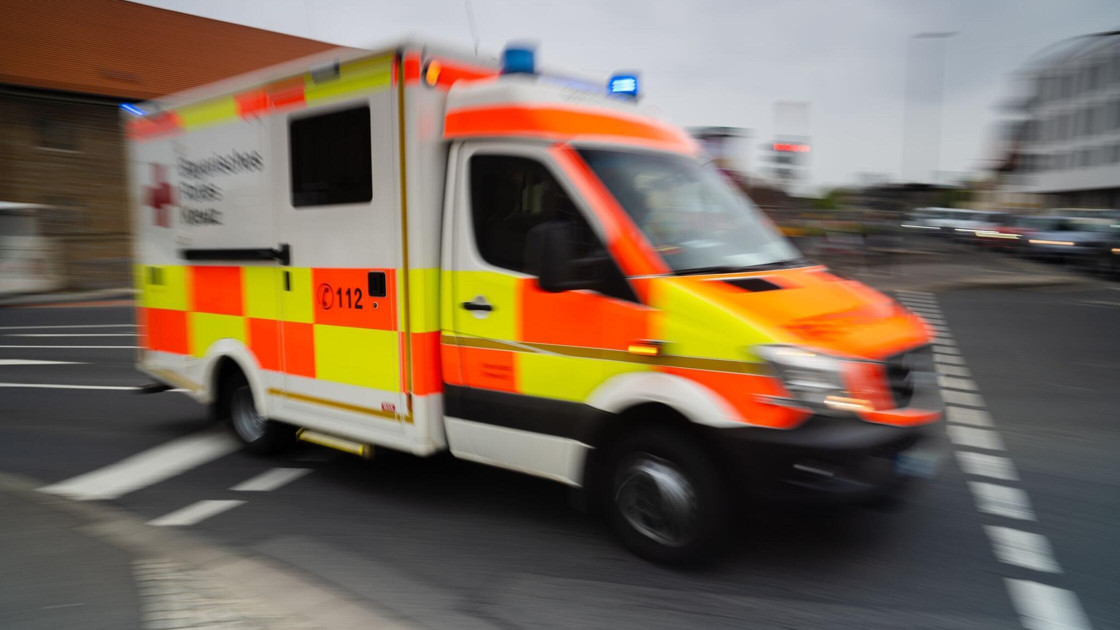 Ein Rettungswagen fährt mit Blaulicht durch eine S