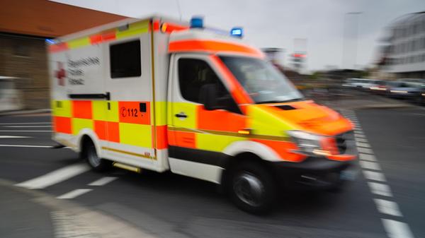Ein Rettungswagen fährt mit Blaulicht durch eine S