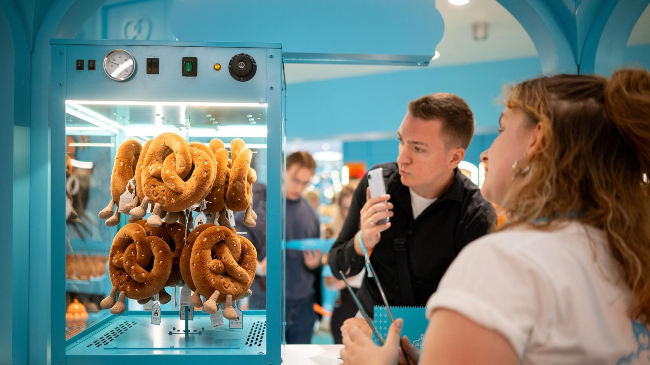 Manuel sucht während der Eröffnung einer In-Store-
