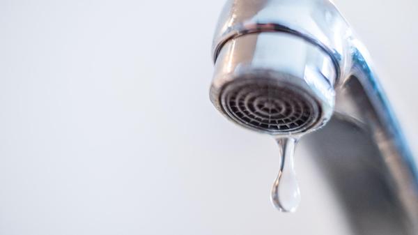 ARCHIV - 27.03.2018, Bayern, München: Wasser läuft