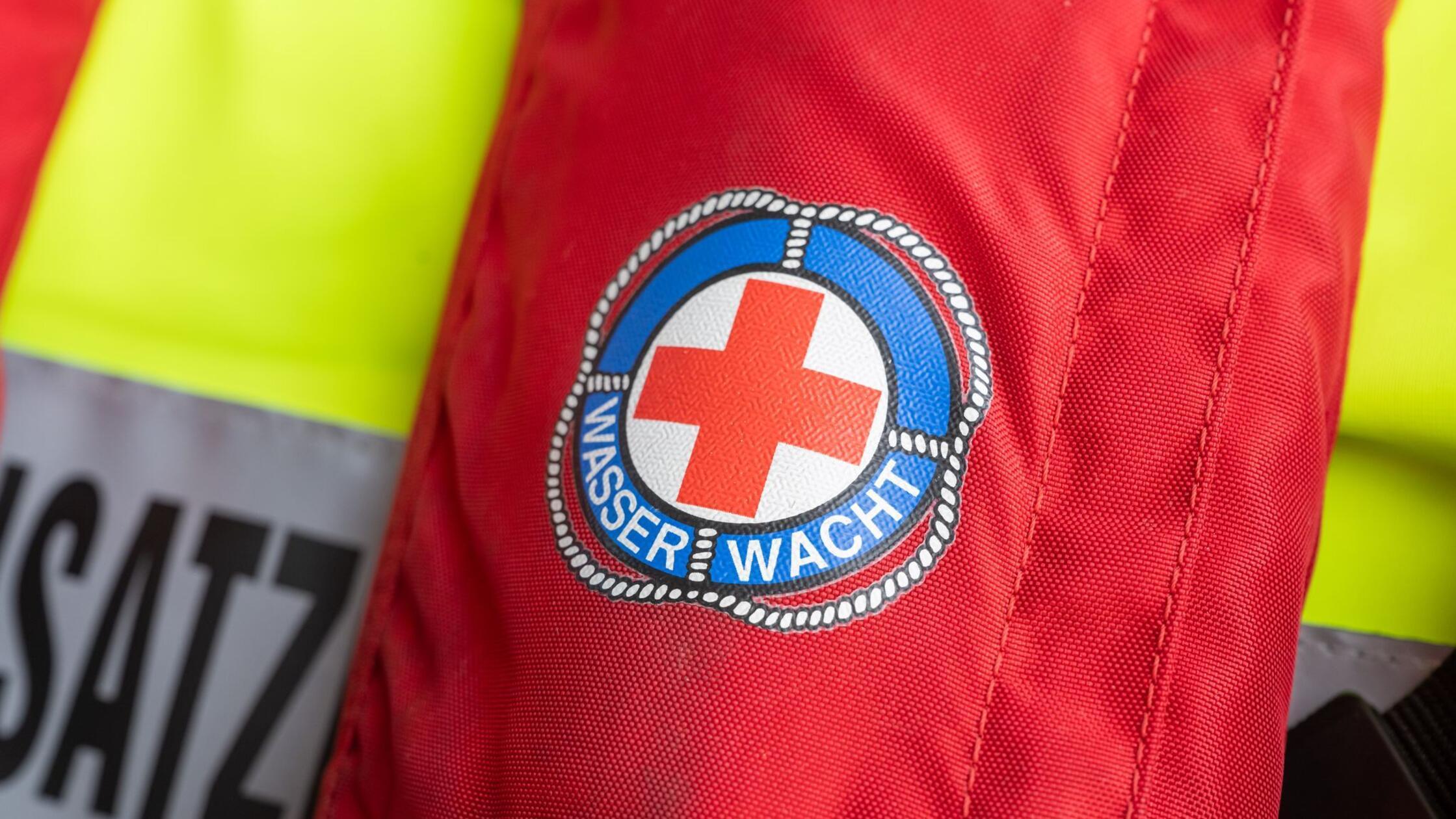 Das Zeichen der Wasserwacht ist auf einer Rettungs