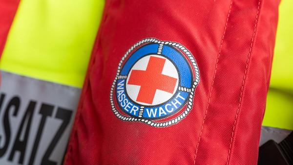 Das Zeichen der Wasserwacht ist auf einer Rettungs