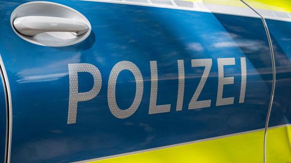 Auf einem Einsatzwagen ist der Schriftzug «Polizei