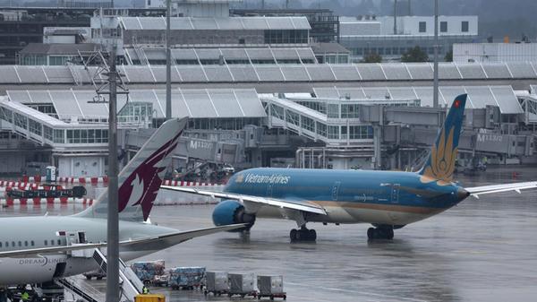 Ein Boeing-Dreamliner der Vietnam Airlines startet
