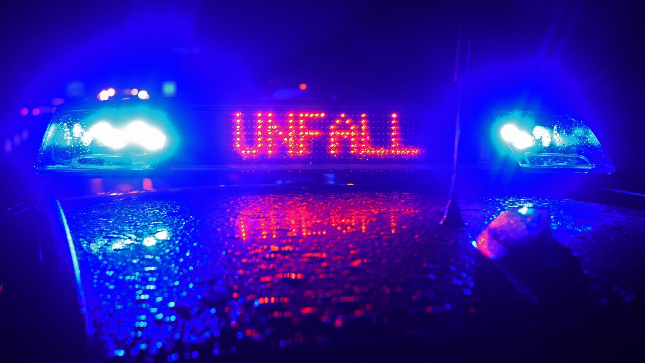 Der LED-Schriftzug "Unfall" leuchtet auf dem nasse