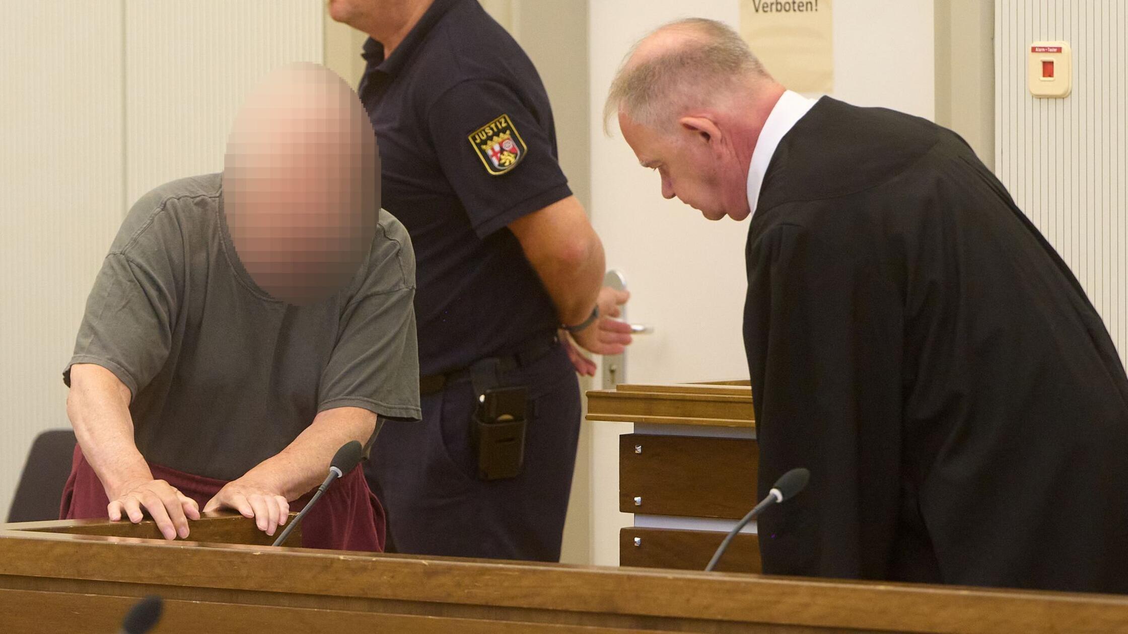 Der 81-jährige Angeklagte (l) kommt neben Anwalt V