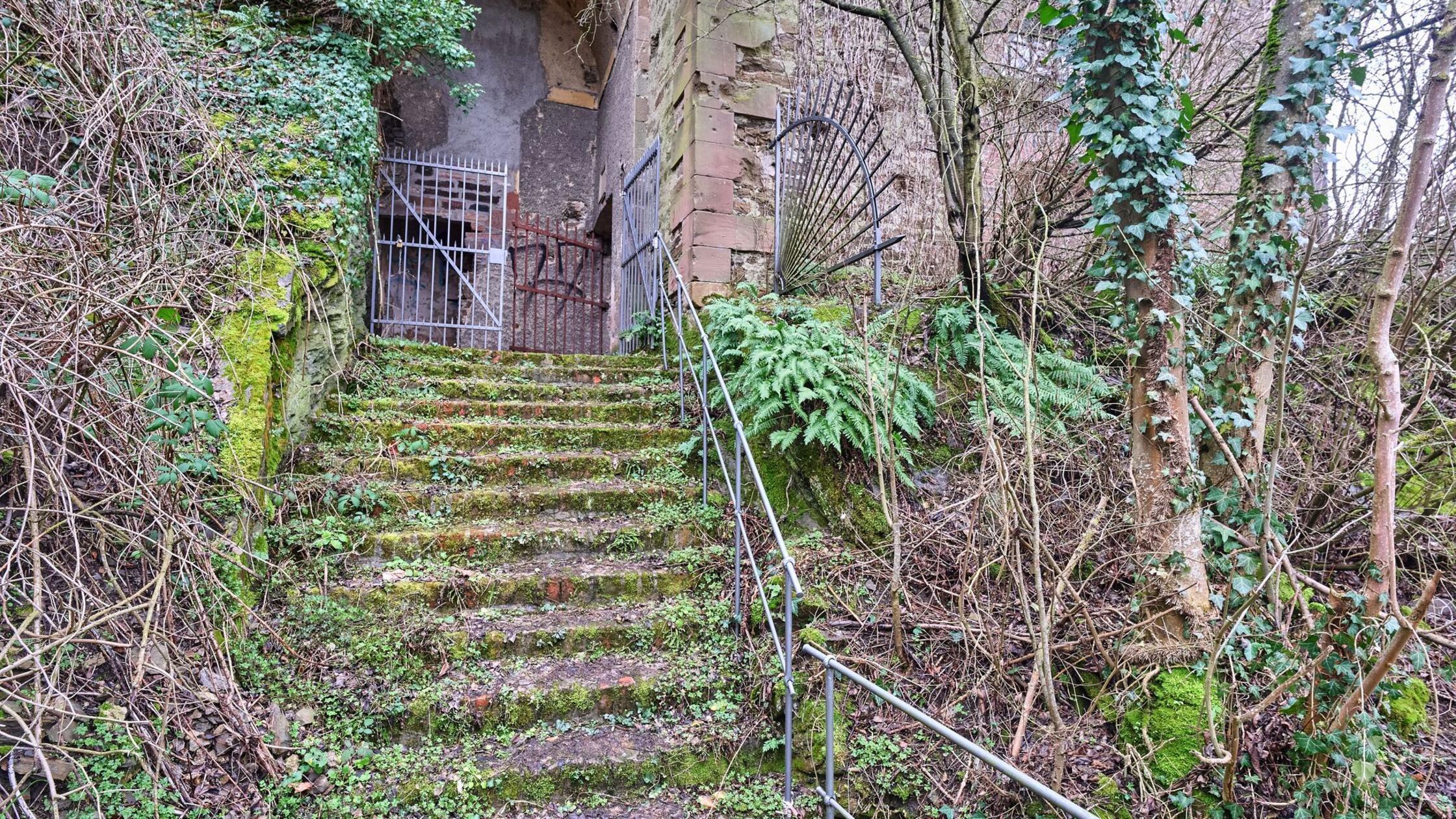 Eine steile Treppe führt in das ehemalige Arbeitsz