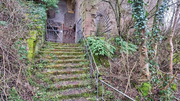 Eine steile Treppe führt in das ehemalige Arbeitsz