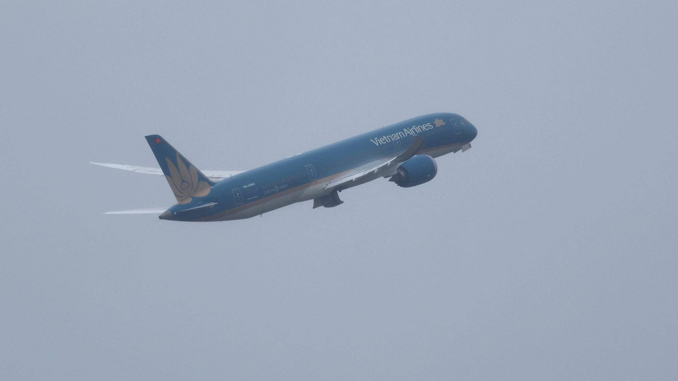 Ein Boing-Dreamliner der Vietnam Airlines startet 