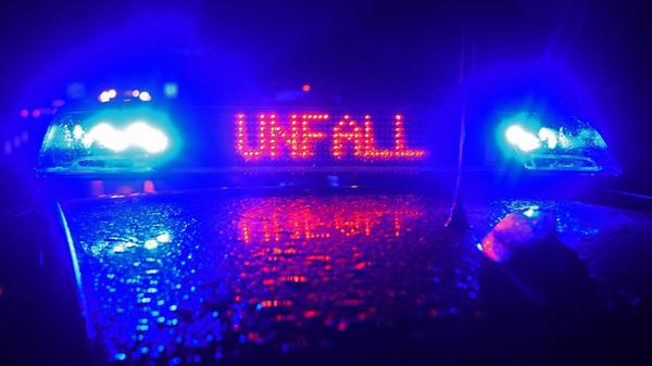 Der LED-Schriftzug "Unfall" leuchtet auf dem nasse