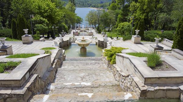 Steinstufen und Brunnen in einem grünen Park führe