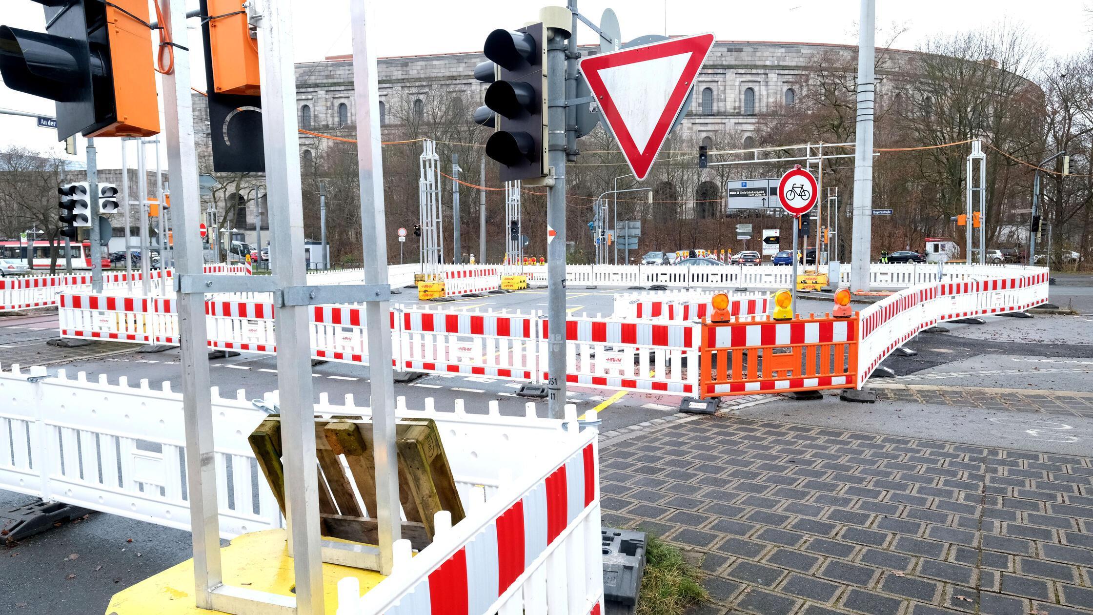 Baustelle/Rohre vor dem Dokuzentrum (