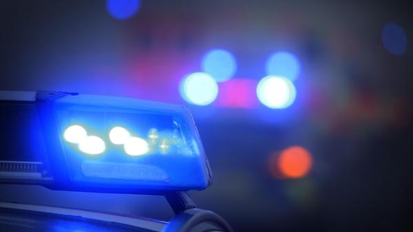 Ein Polizeiauto mit eingeschaltetem Blaulicht steh
