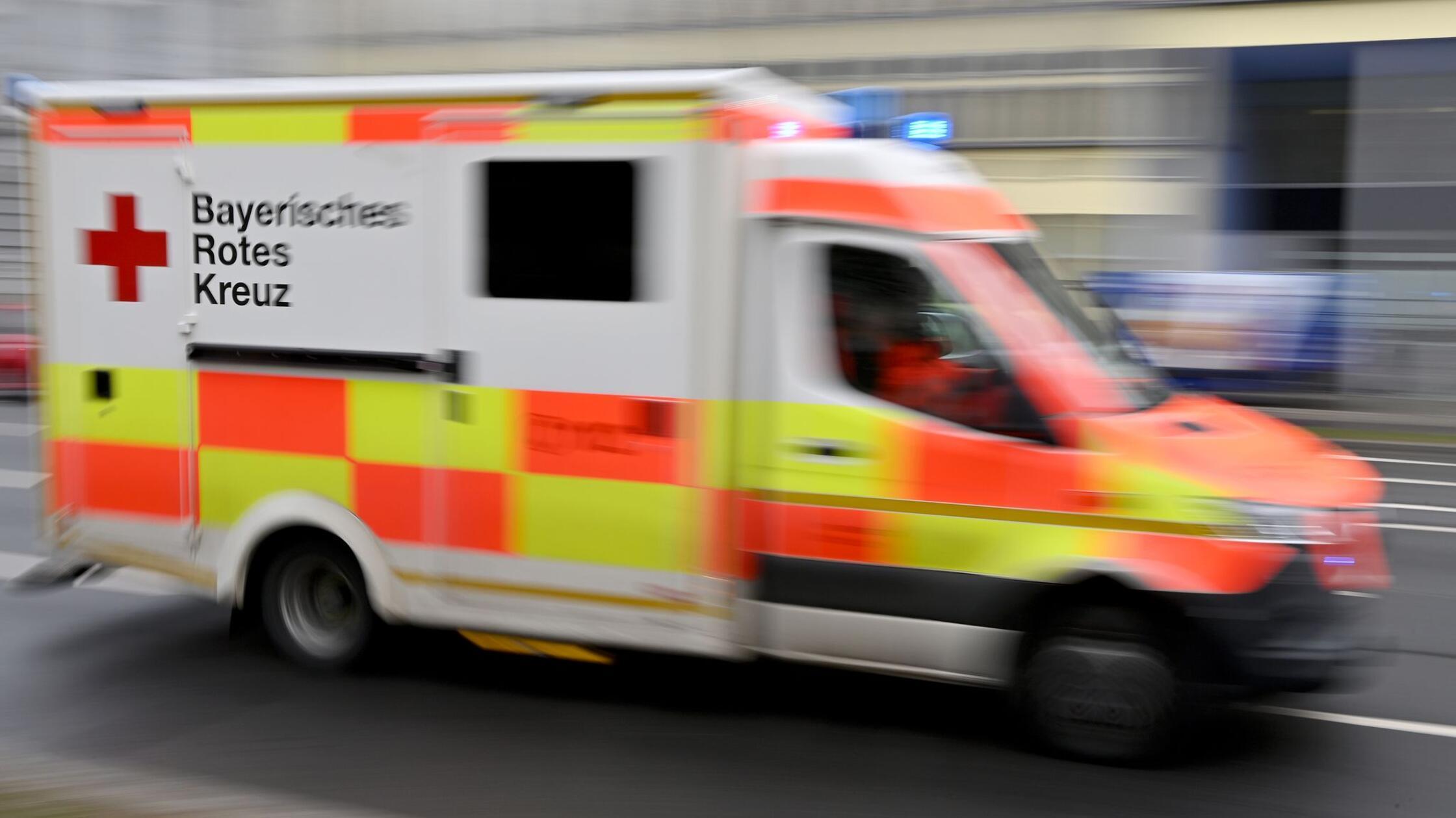 Ein Krankenwagen des Bayerischen Roten Kreuzes (BR