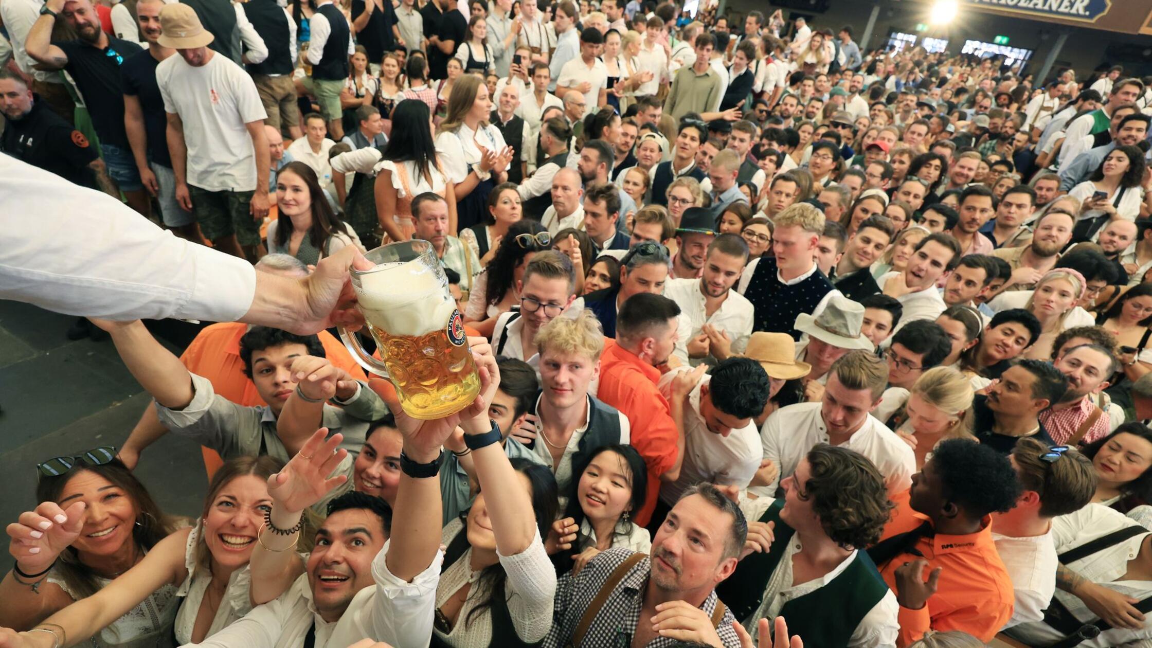 Im Paulaner Bierzelt werden am ersten Tag des Okto