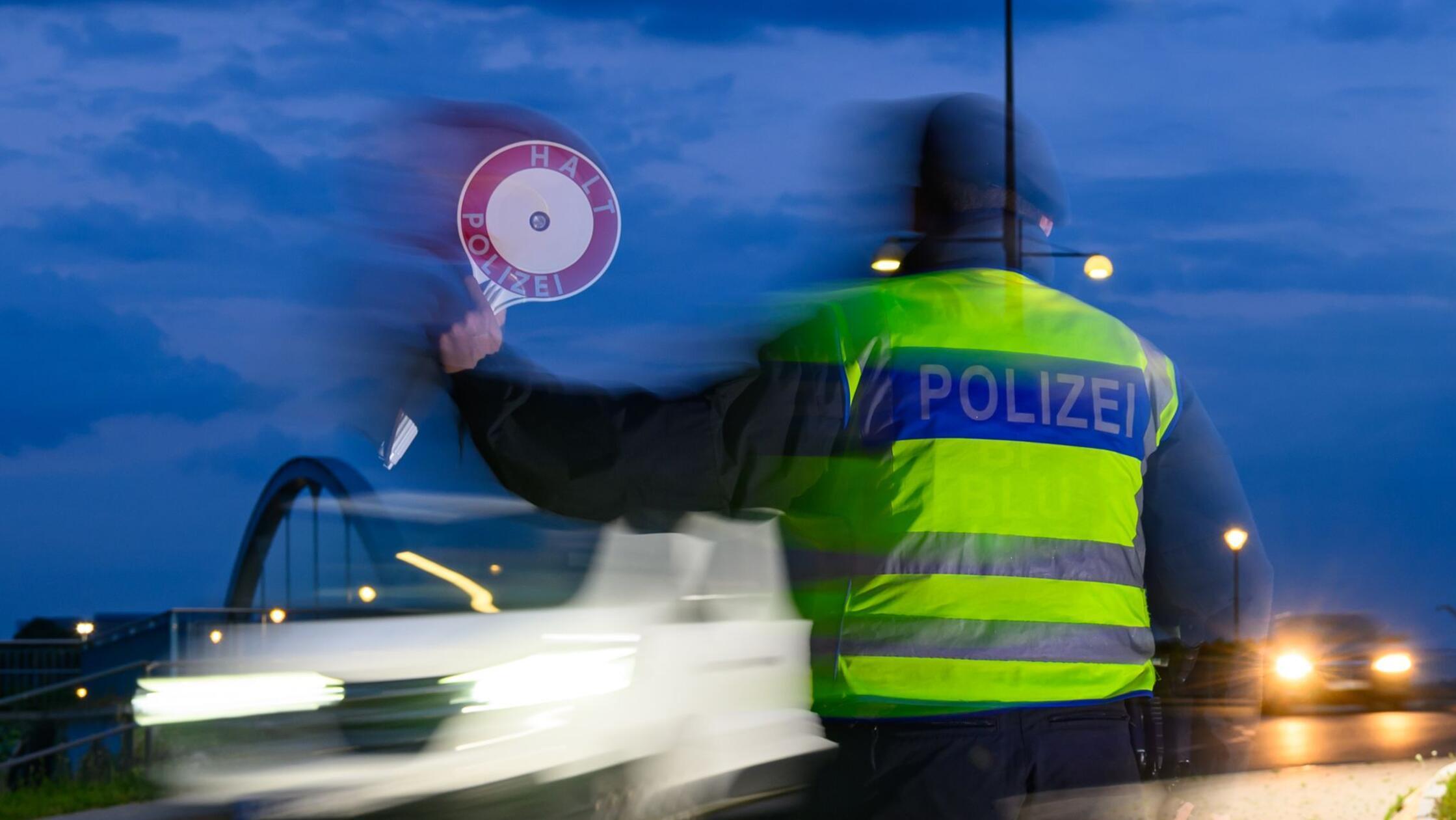 Ein Beamter der Bundespolizei überwacht am frühen 